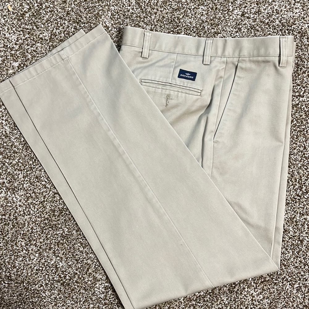 Men’s Dockers 33x34  Flat Front Classic Fit khaki .